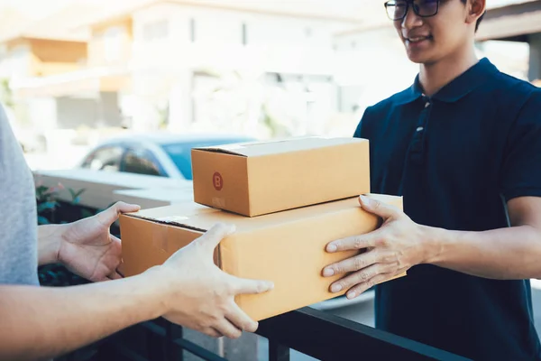 Primer plano del personal de carga manos están entregando cajas de cartón ingenio —  Fotos de Stock