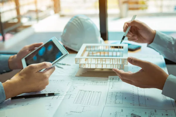 Dos ingenieros trabajando juntos y utilizando la tableta digital lookin — Foto de Stock