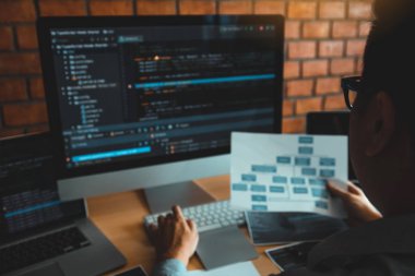 Yazılım geliştiricisinin dikiz bir bilgisayar anahtarı üzerinde çalışıyor