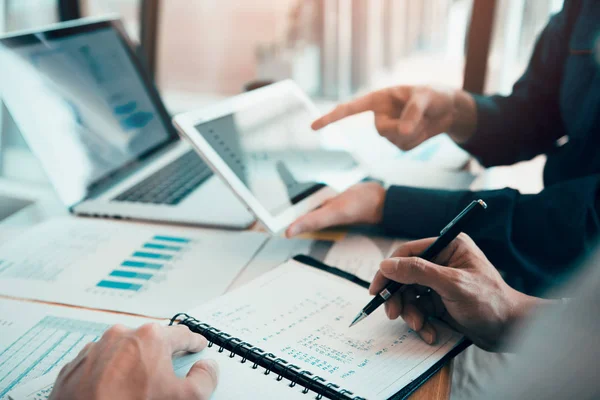 Colaboradores de la asociación empresarial escribir costo trabajo progreso y nosotros — Foto de Stock