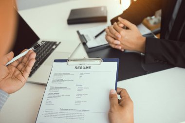 Erkekler işveren istihdam tarihçesi hakkında açıklayan 