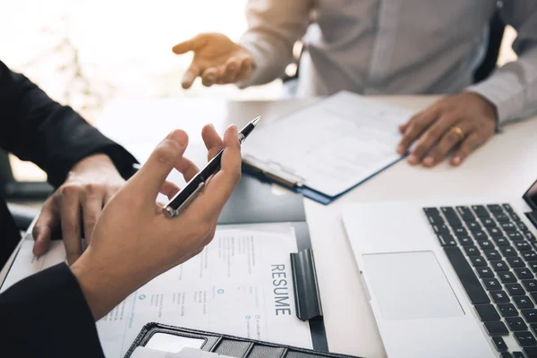 Male manager is discussing the job application information of th — Stock Photo, Image