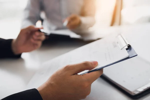 Mitarbeiter beschreibt die Arbeitserfahrung in der Lebenslauf-Arbeit f — Stockfoto