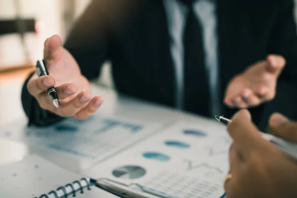 Chef förklarar företagets lönsamhets strategi — Stockfoto