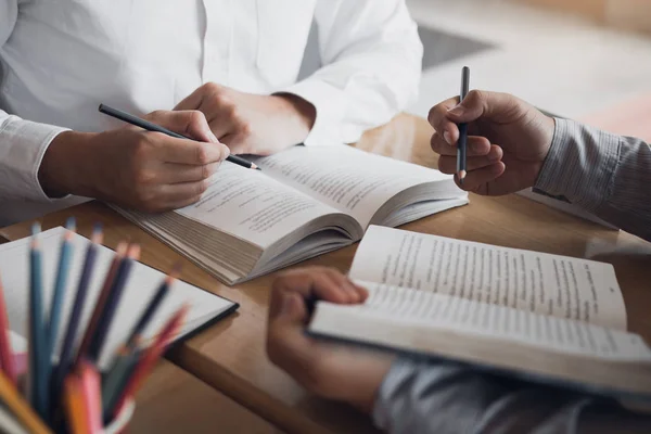 Adolescente estudiando en el escritorio y haciendo deberes — Foto de Stock