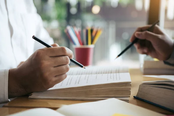 Adolescente estudiando en el escritorio y haciendo deberes — Foto de Stock