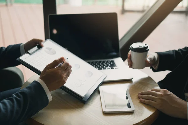 Businessmen pointed out the company performance chart on the tab — Stock Photo, Image