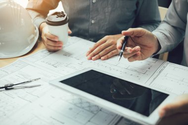 İki birlikte çalışan ve dijital tablet arıyorum bana yardımcı olanvarmı kullanarak mühendislik