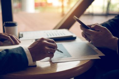 Şirket grafik akıllı telefon kullanarak iş ortaklığı iş arkadaşları