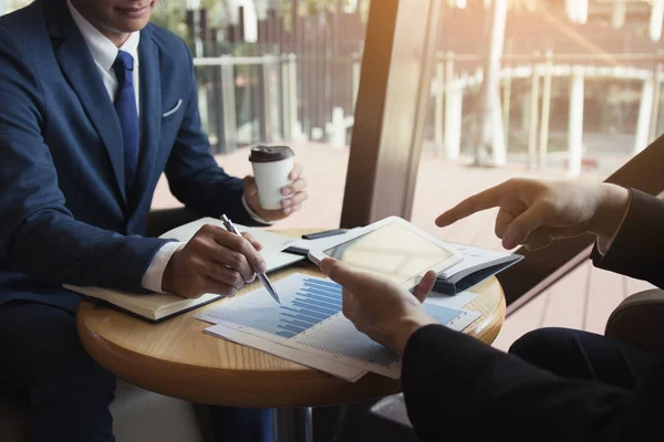 Geschäftspartnerschaft Mitarbeiter mit einem Tablet zu Diagramm Unternehmen f — Stockfoto