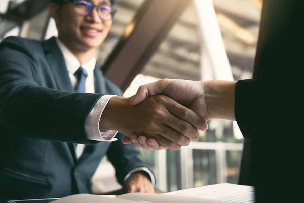 Twee zakenlieden praten en deals maken voor zakelijke maatschappijen — Stockfoto