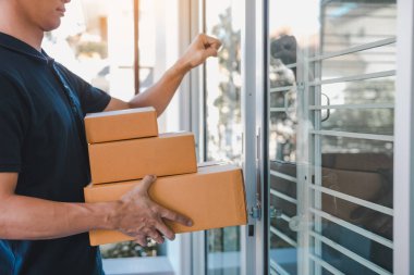 Genç Asyalı kurye vurma el kapı t kullanıyor