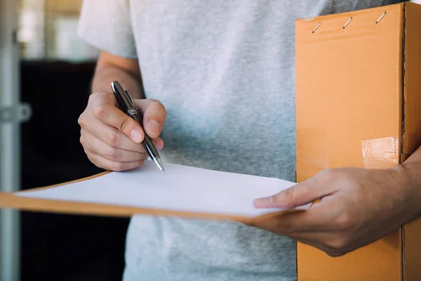 Nahaufnahme Empfänger des Produkts verwendet die Stift-Signatur, um erneut — Stockfoto