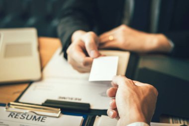 Erkek yönetici contac için çalışana kartvizit gönderir