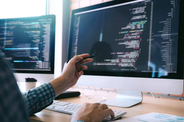 Desenvolvedor de software segura a caneta apontando para a tela do computador — Fotografia de Stock