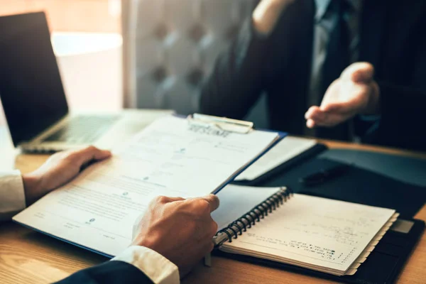 Conversación entre gerentes y empleados en la sala de entrevistas — Foto de Stock