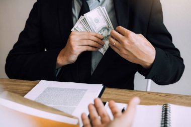 Para faturaları yığını takım elbise ceket cebine koyarak işadamı