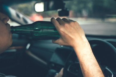 Asya erkekler bir şişe tutarak trafik kurallarını ihlal 