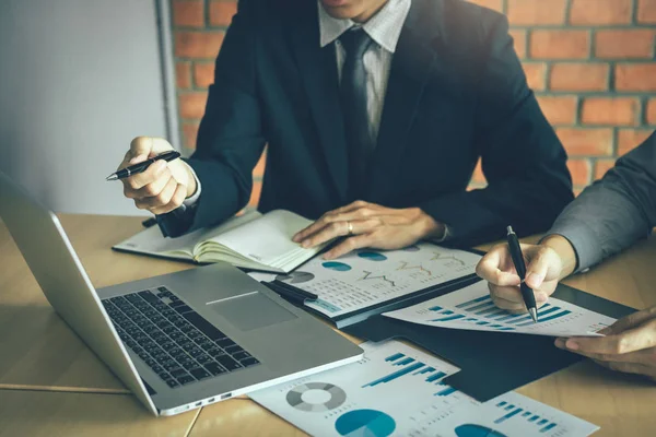 Kollegen sprechen über die Ergebnisse in den Dokumenten auf han — Stockfoto