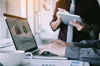 Ofis abo dizüstü bilgisayar ve toplantı analizi yazarak iş adamları