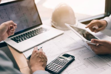 İki birlikte çalışan ve dijital tablet arıyorum bana yardımcı olanvarmı kullanarak mühendislik