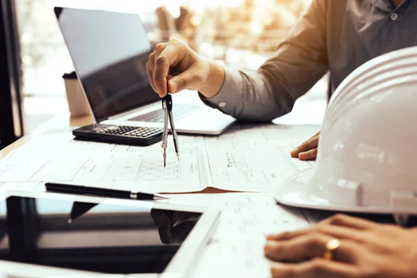 Dos ingenieros trabajando juntos y utilizando la tableta digital lookin — Foto de Stock