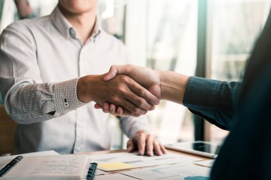 Girişimciler işbirliği anlaşma titreyen ellerde modern bir memur