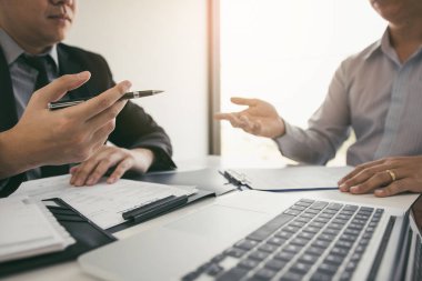 Erkek yönetici iş başvurusu bilgilerini tartışıyor