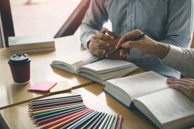 Kitaplığı'nda birlikte test için iki öğrenci okuma ders kitabı.