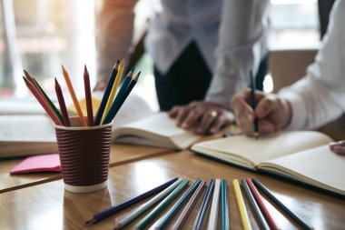 Des'te birlikte okuyan Asyalı genç üniversite öğrencileri