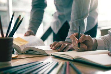 Genç öğrenci odasında ev ödevi üzerinde çalışır ve değil yazma