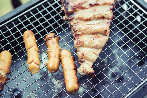 Nahaufnahme Grill mit Fleisch und Wurst bereit für Geselligkeit Promi — Stockfoto