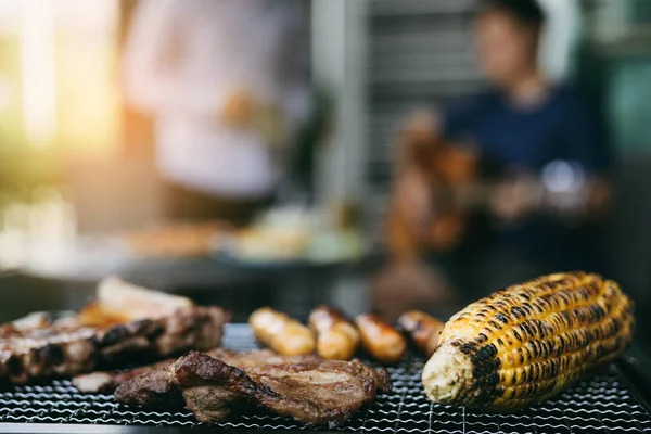 グリルとお祝いの上にグリル肉や様々な食べ物をクローズアップ — ストック写真