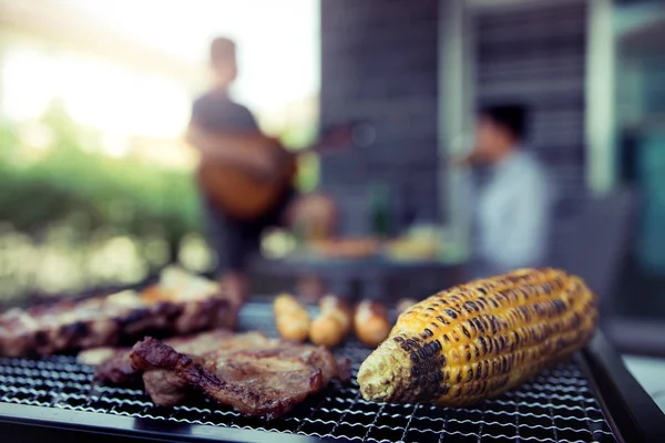 グリルとお祝いの上にグリル肉や様々な食べ物をクローズアップ — ストック写真