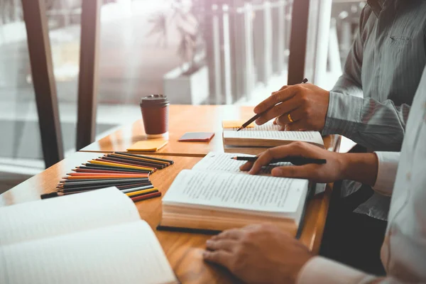 Kütüphanede sınava hazırlanan kitaplarla Asyalı öğrenci eğitimi.