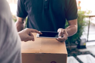 El Asyalı adamın ekran s tuşuna basarak smartphone kullanarak yakın çekim