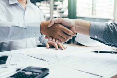 İki adam bir ustabaşı tebrik inşaat işçisi ile mühendislik 