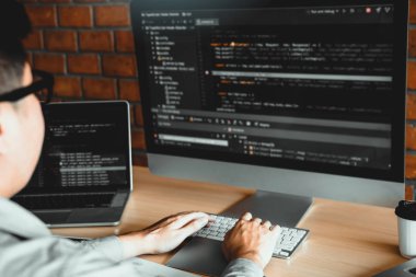 Asya adam çalışma kodu programı geliştirici bilgisayar web developmen