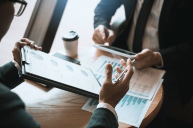 Business ortaklık iş arkadaşları bir tablet kullanarak şirket f grafik