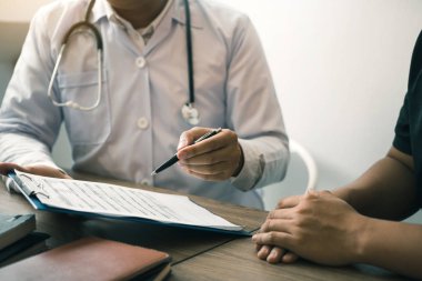 Doktor c 'de hastaya randevu mektubu yazıyor