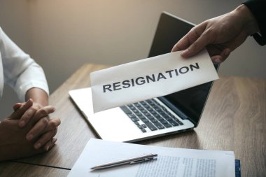 Erkek çalışan müdüre istifa mektubu vermiş..