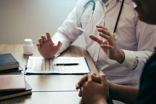 El médico está explicando el tratamiento sobre el posible tratamiento —  Fotos de Stock