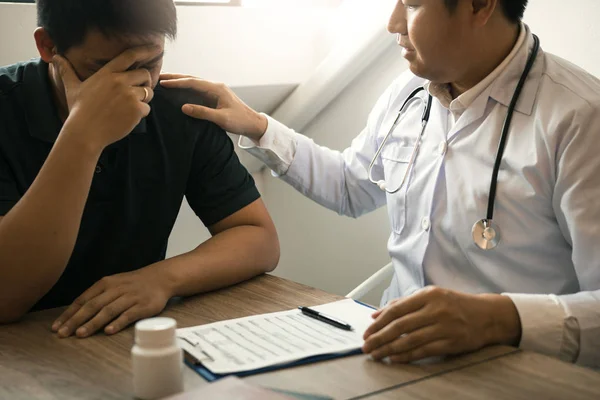 Arzt tröstet den Patienten nach Benachrichtigung des Patienten — Stockfoto