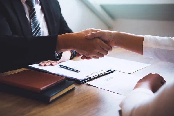 Manager and employee interview concept with handshake after talk — Stock Photo, Image