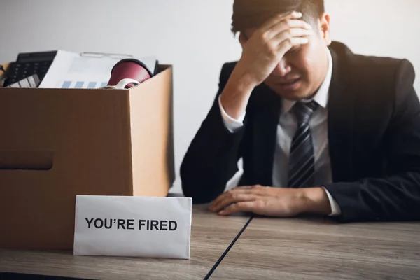 Homem empregado está estressado ou irritado enquanto ele é demitido de ser — Fotografia de Stock