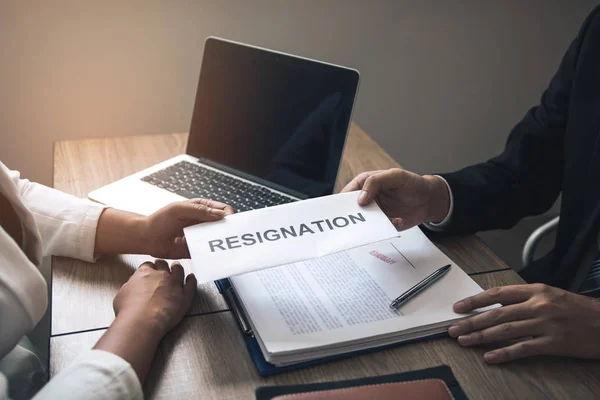 Male employee handed out a resignation envelope to the manager. — Stock Photo, Image