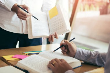 Des'te birlikte okuyan Asyalı genç üniversite öğrencileri