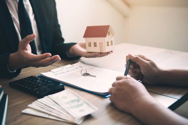 Sigorta brokerları sigorta sözleşmesi imzalamayı işaret ediyor ve