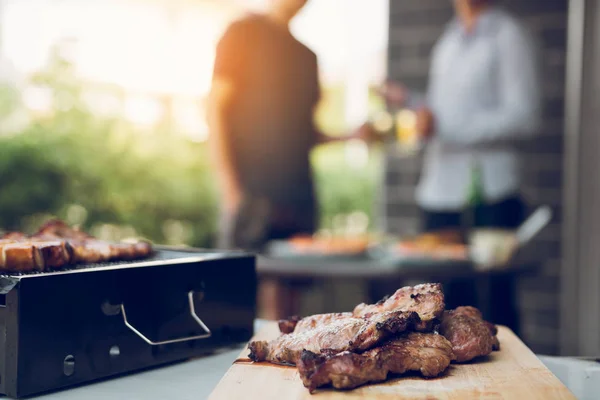 Nahaufnahme Grill mit Fleisch und Wurst bereit für Geselligkeit Promi — Stockfoto