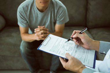 Kalem tutan doktor hastanın durumunu kontrol ediyor ve expl